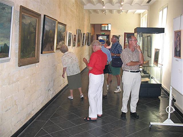 Indruk van bezoek aan museum/schatkamer tijdens de expositie over Charles Eijck, georganiseerd door de Heemkundeverenging Houthem-St. Gerlach t.g.v. de viering van het tweede lustrum in 2003