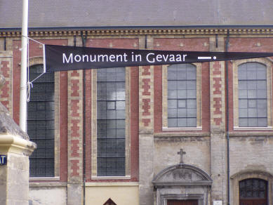 Rouwwimpel 'Monument in gevaar!' op St. Gerlachuskerk (foto: Fons Heijnens)